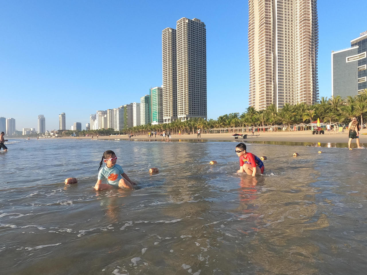 Hình ảnh người Đà Nẵng hào hứng ra biển tắm sau thời gian ở nhà