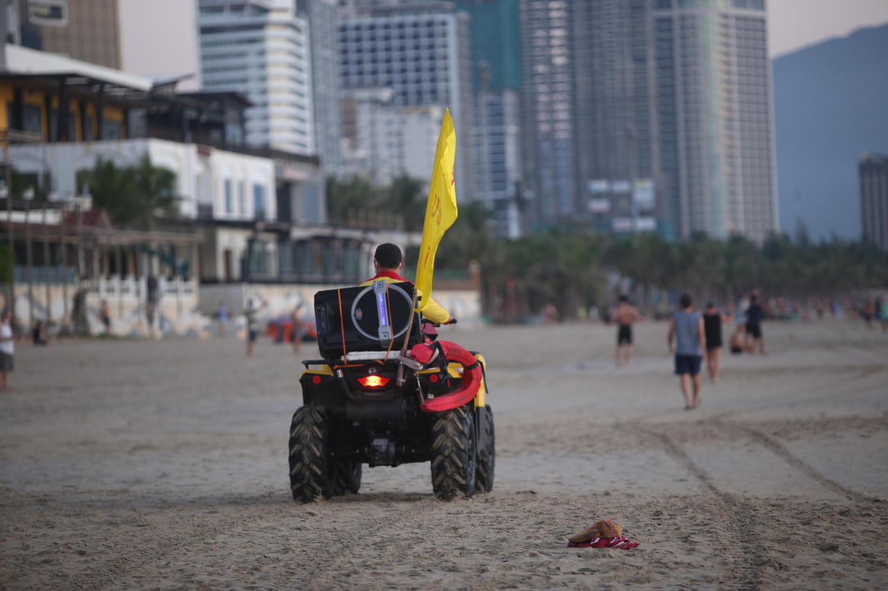 Hình ảnh người Đà Nẵng hào hứng ra biển tắm sau thời gian ở nhà