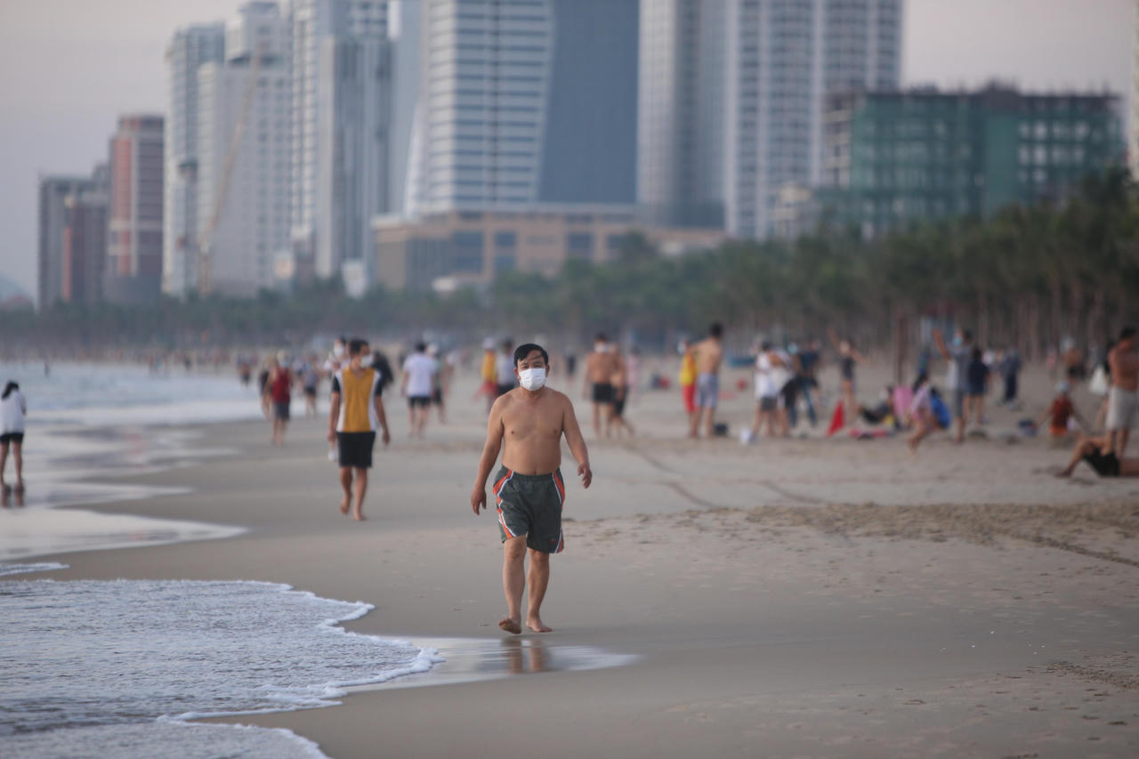 Hình ảnh người Đà Nẵng hào hứng ra biển tắm sau thời gian ở nhà