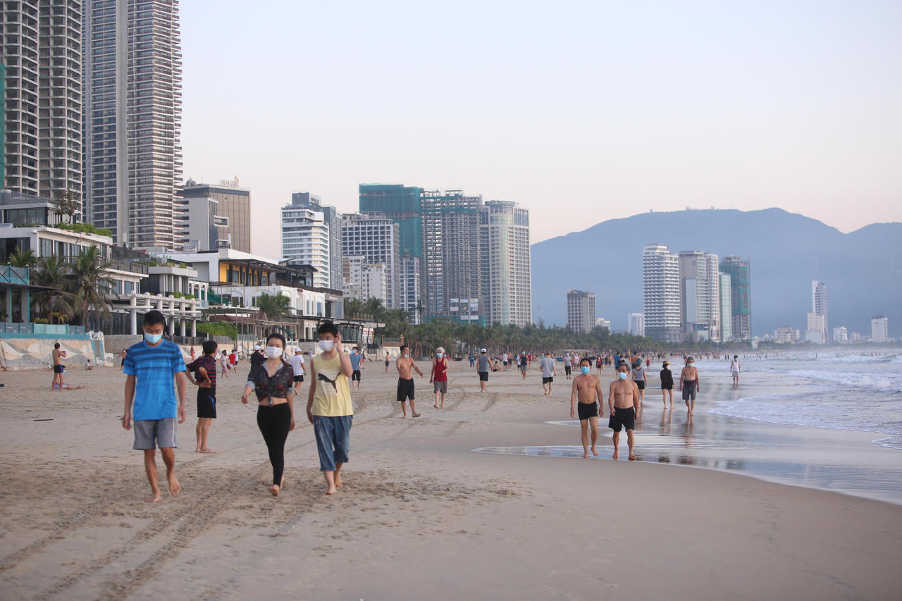 Hình ảnh người Đà Nẵng hào hứng ra biển tắm sau thời gian ở nhà