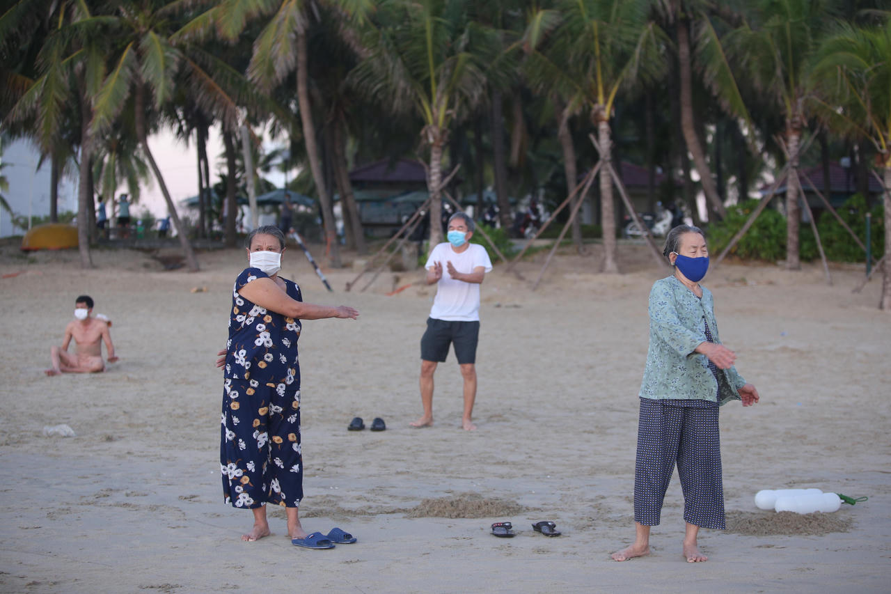 Hình ảnh người Đà Nẵng hào hứng ra biển tắm sau thời gian ở nhà