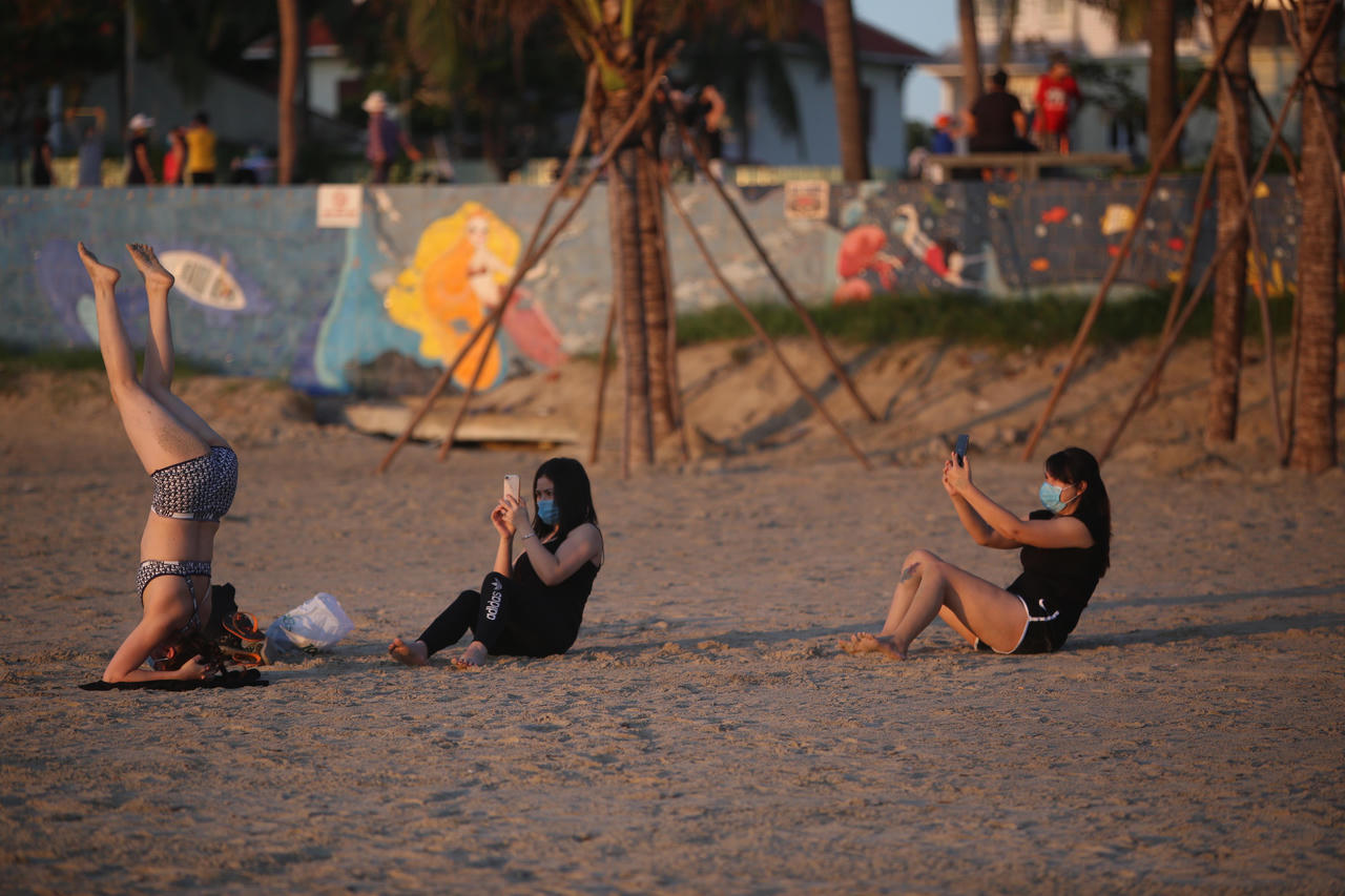 Hình ảnh người Đà Nẵng hào hứng ra biển tắm sau thời gian ở nhà