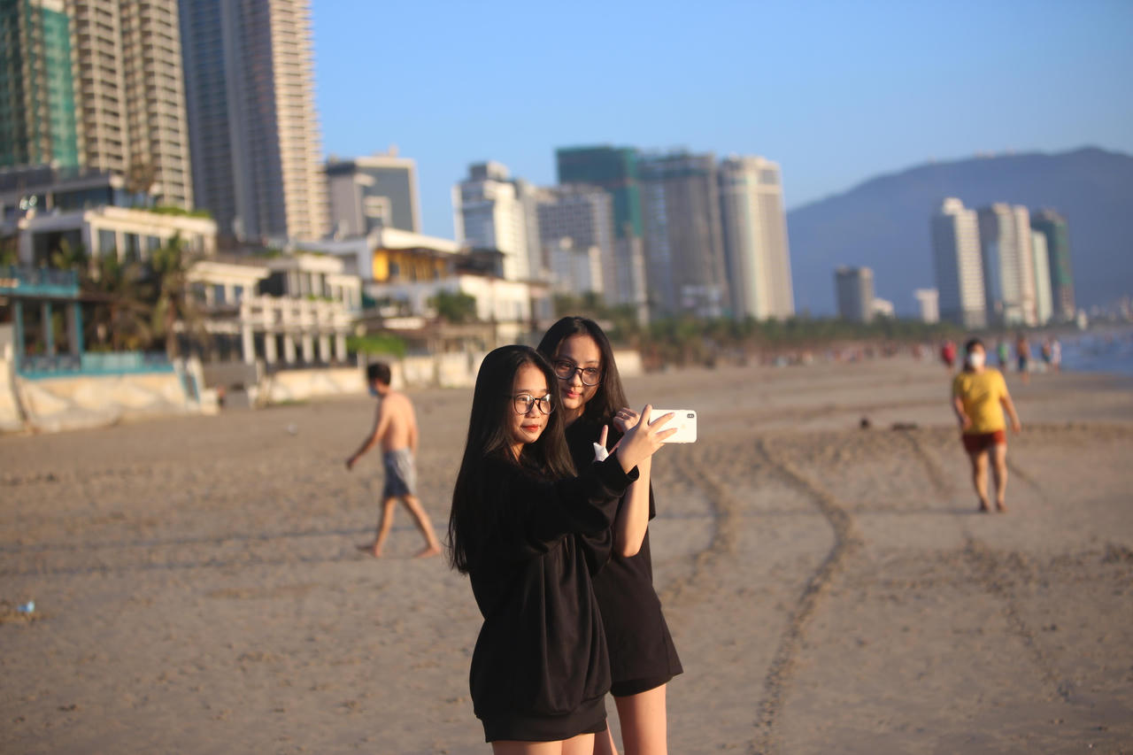 Hình ảnh người Đà Nẵng hào hứng ra biển tắm sau thời gian ở nhà