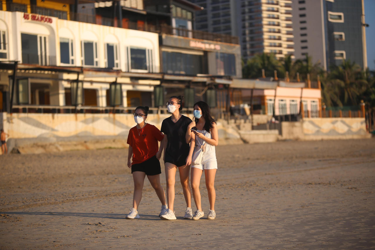 Hình ảnh người Đà Nẵng hào hứng ra biển tắm sau thời gian ở nhà