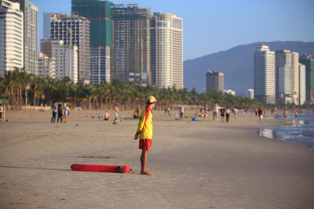 Hình ảnh người Đà Nẵng hào hứng ra biển tắm sau thời gian ở nhà