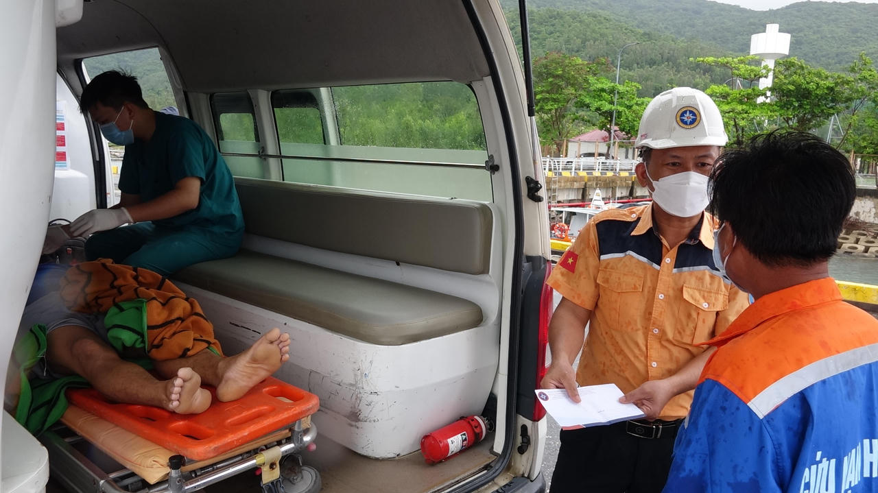 Chạy đua với áp thấp cứu thuyền trưởng gặp nạn trên tàu cá bị chìm