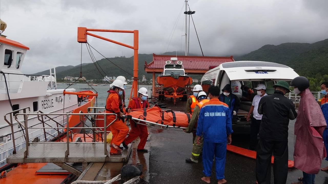 Chạy đua với áp thấp cứu thuyền trưởng gặp nạn trên tàu cá bị chìm