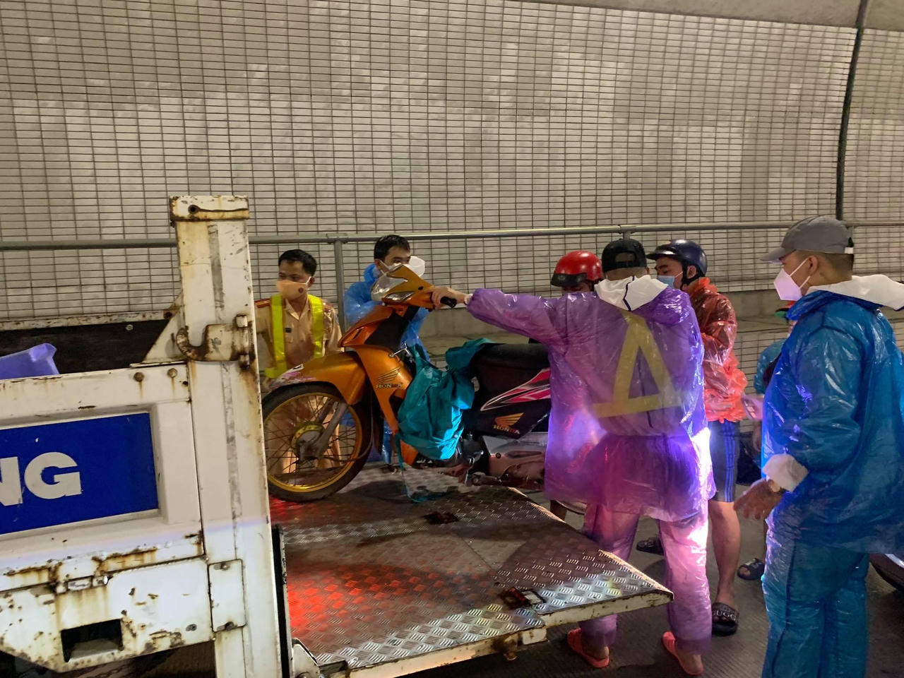 Quyết định chưa từng có giúp cả ngàn người an toàn đi trong đêm mưa Đà Nẵng