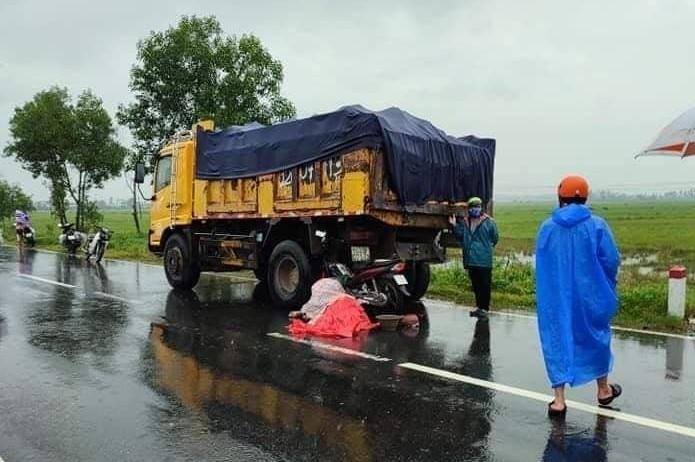 Hai người đàn ông gặp nạn khi đi xe máy từ miền Nam ra Nghệ An