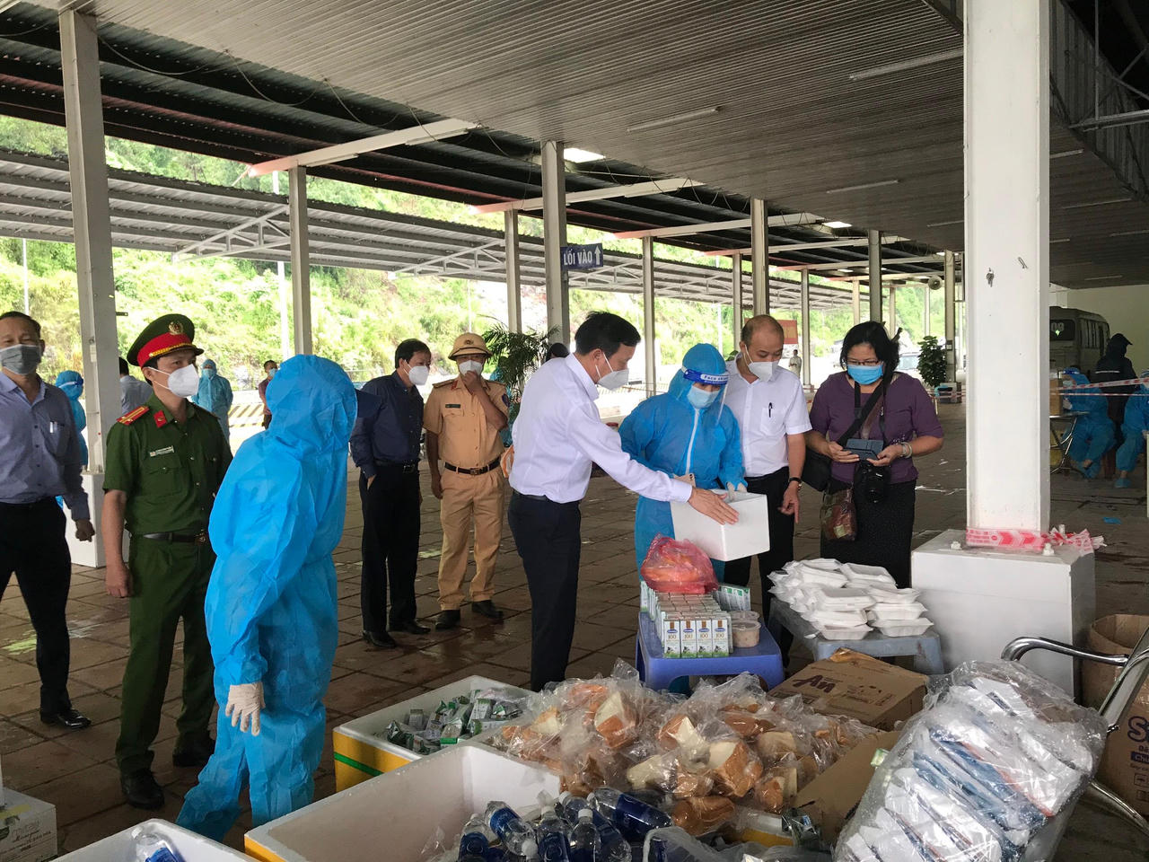Chủ tịch Đà Nẵng kiểm tra nơi tiếp sức bà con từ các tỉnh phía Nam về quê