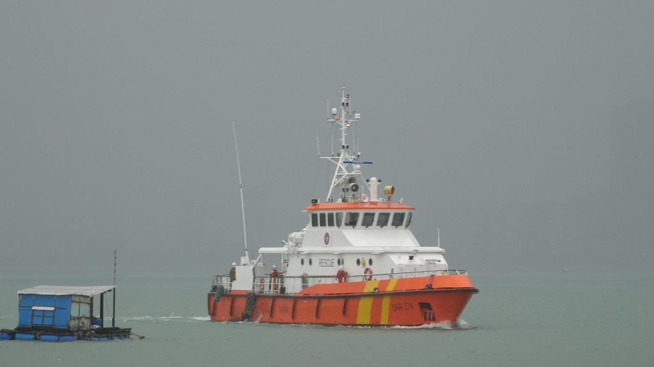 Gió bão cô lập Cù Lao Chàm, vượt sóng dữ cứu cụ ông nguy kịch