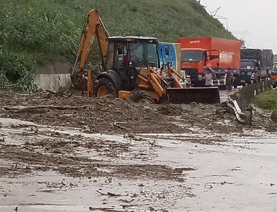 Ngập lụt, sạt lở nhiều nơi do mưa lũ miền Trung