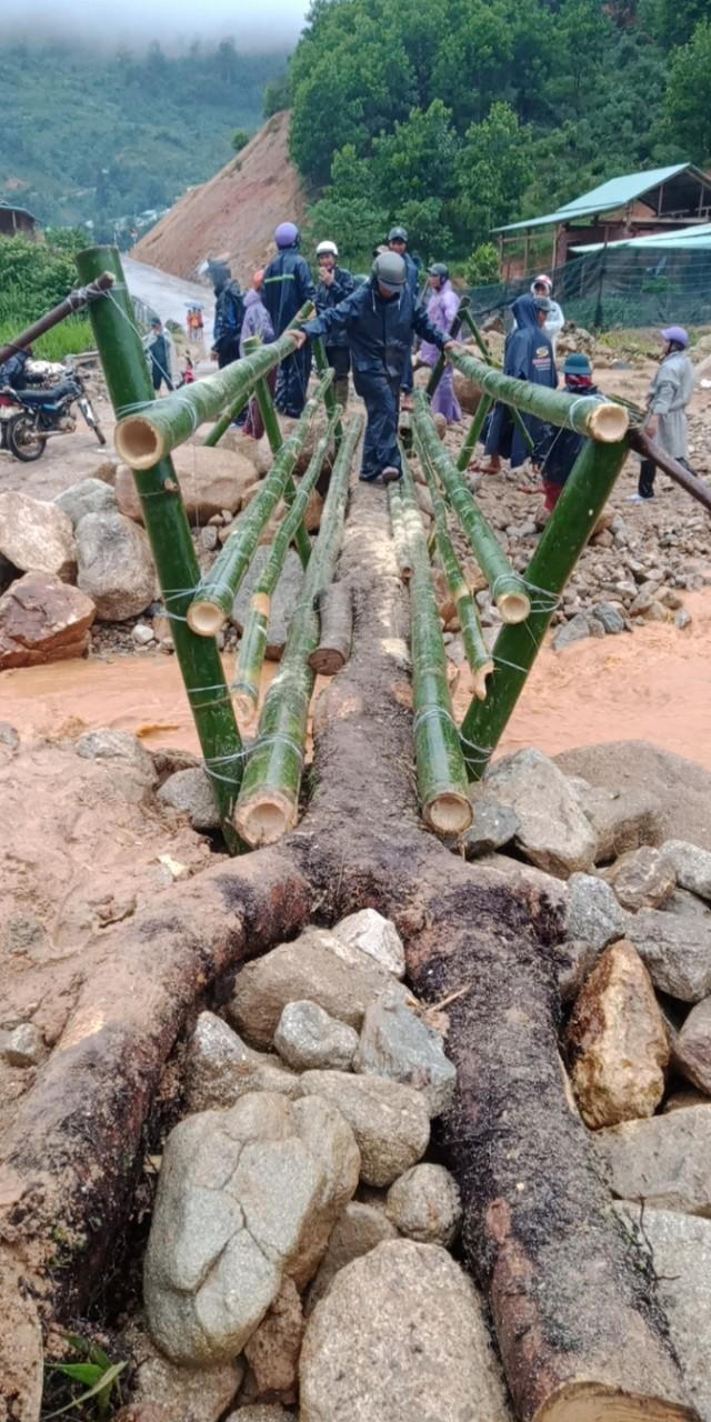 Cảnh người dân Quảng Nam gấp rút khắc phục hậu quả mưa lũ