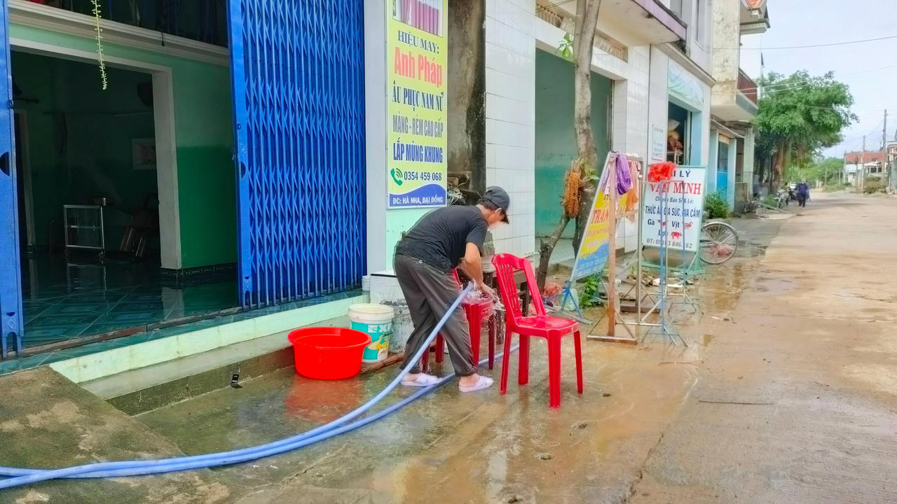 Cảnh người dân Quảng Nam gấp rút khắc phục hậu quả mưa lũ