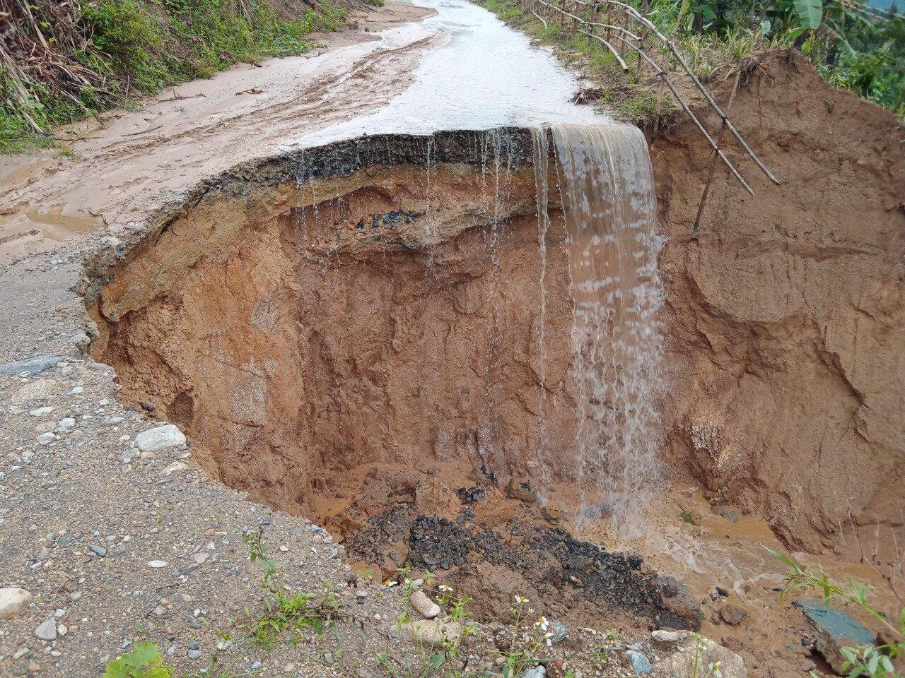 Cảnh người dân Quảng Nam gấp rút khắc phục hậu quả mưa lũ