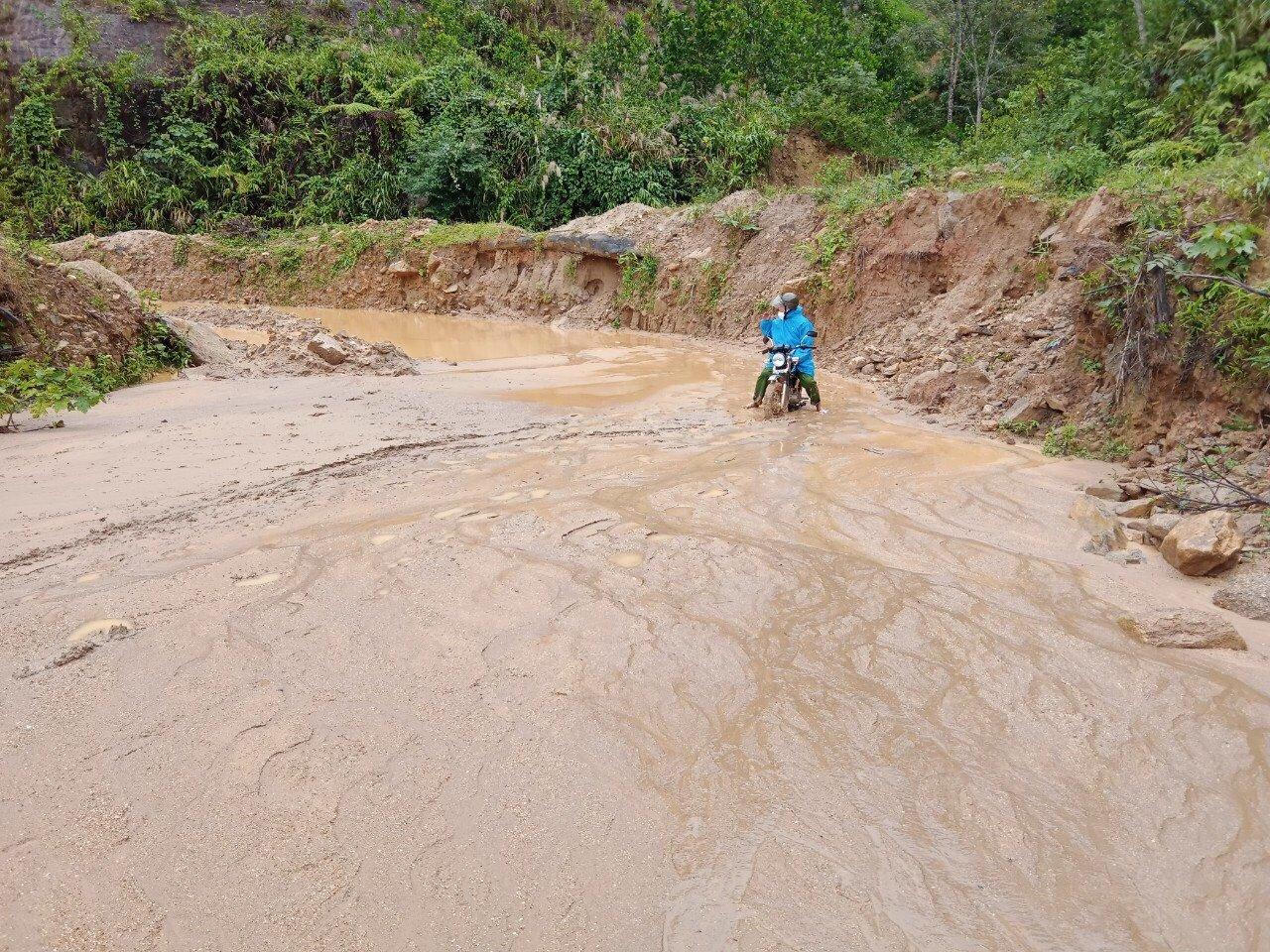 Cảnh người dân Quảng Nam gấp rút khắc phục hậu quả mưa lũ