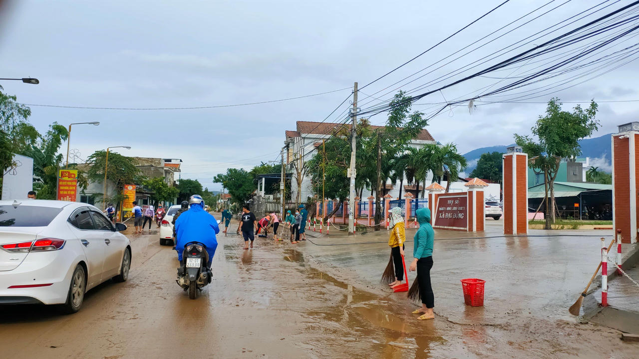 Cảnh người dân Quảng Nam gấp rút khắc phục hậu quả mưa lũ