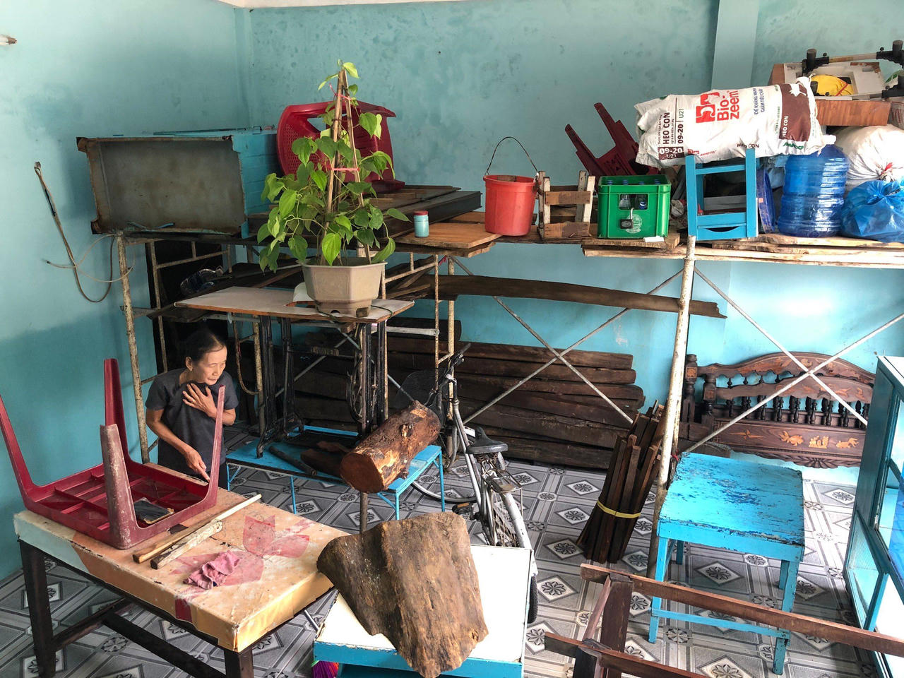 Cảnh người dân Quảng Nam gấp rút khắc phục hậu quả mưa lũ