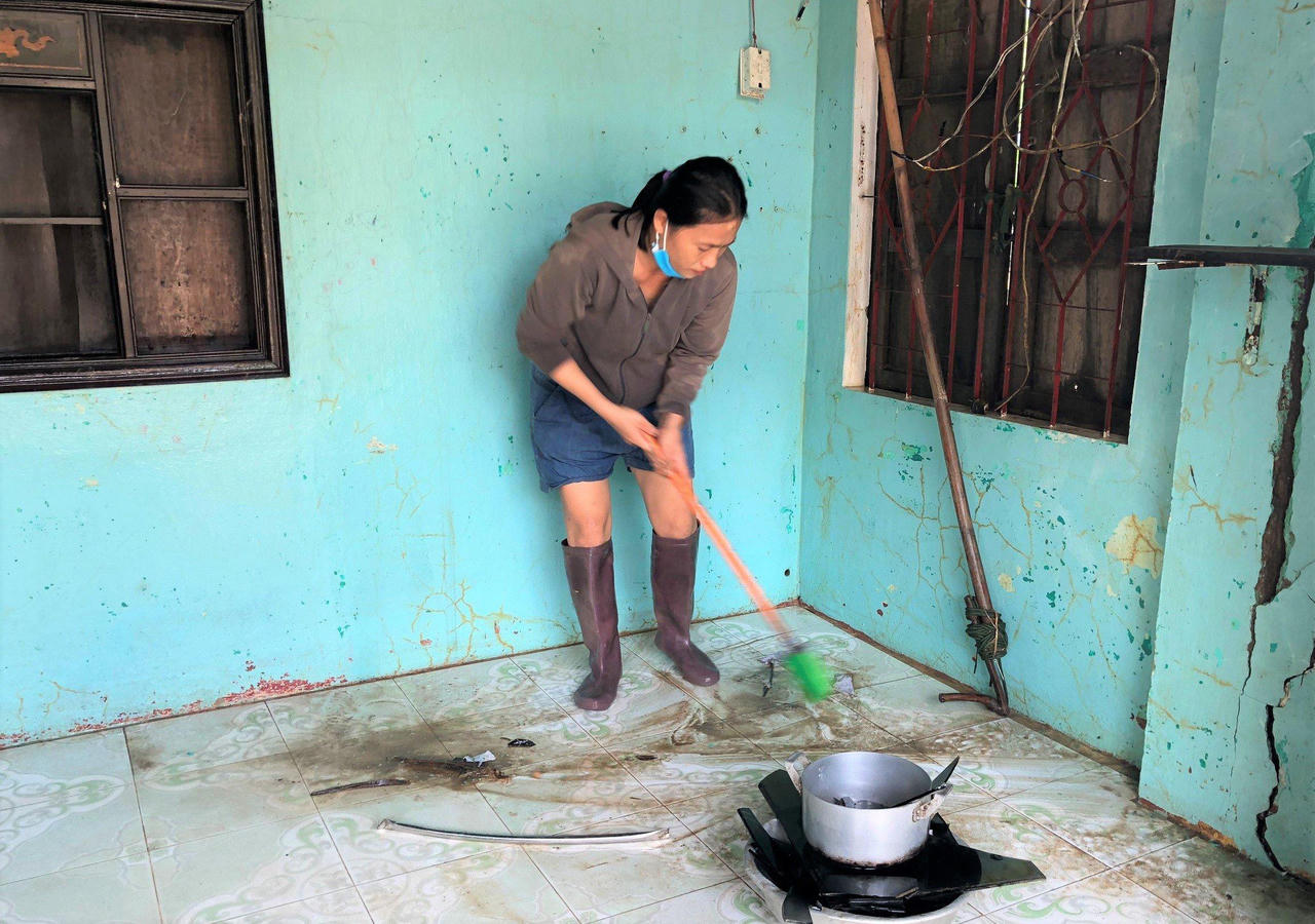 Cảnh người dân Quảng Nam gấp rút khắc phục hậu quả mưa lũ