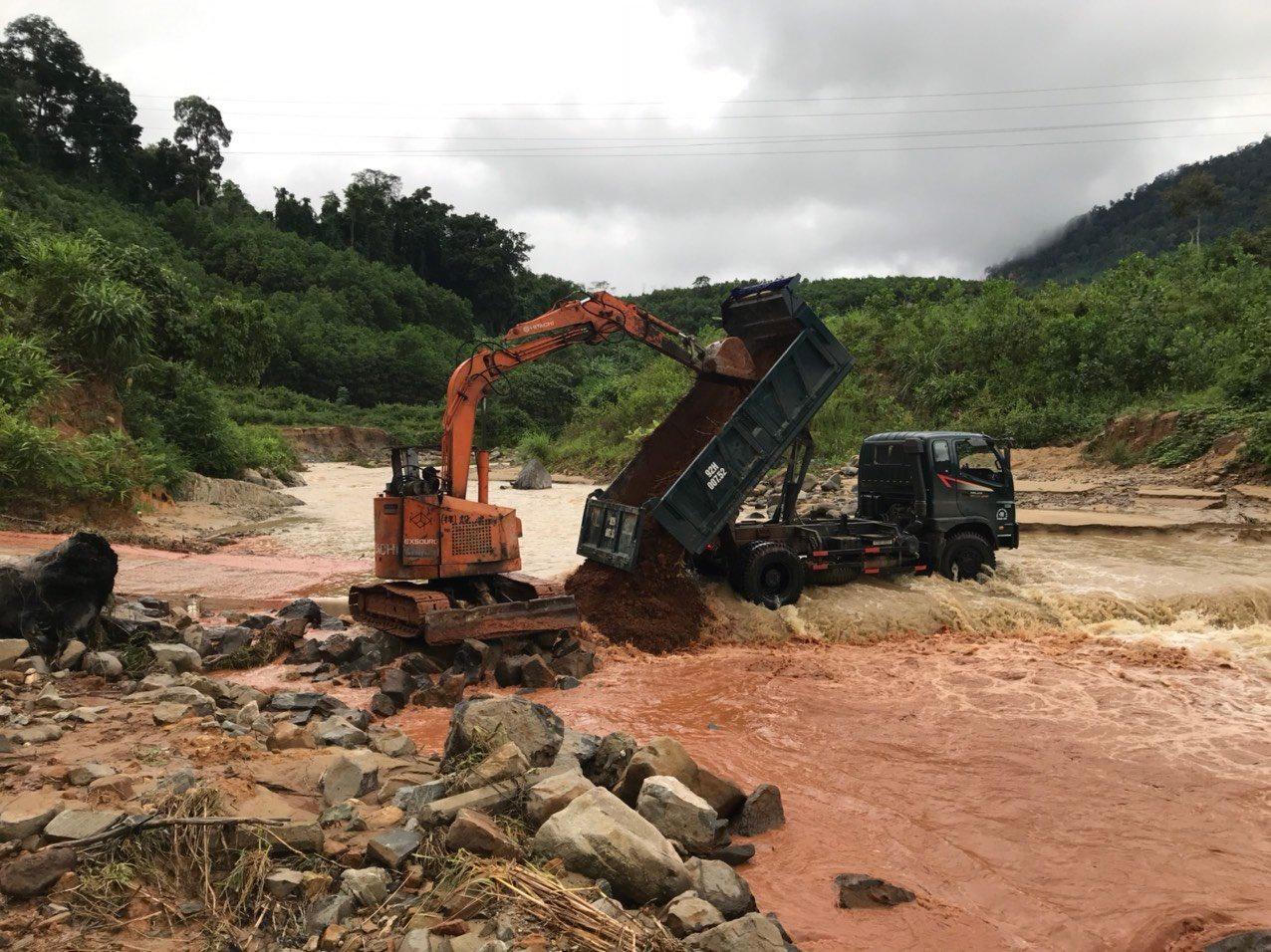 Cảnh người dân Quảng Nam gấp rút khắc phục hậu quả mưa lũ