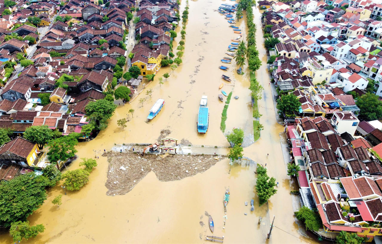 Lũ rút để lại hàng chục tấn rác ngập ngụa phố cổ Hội An