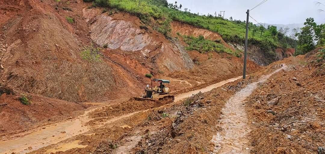 Cảnh người dân Quảng Nam gấp rút khắc phục hậu quả mưa lũ