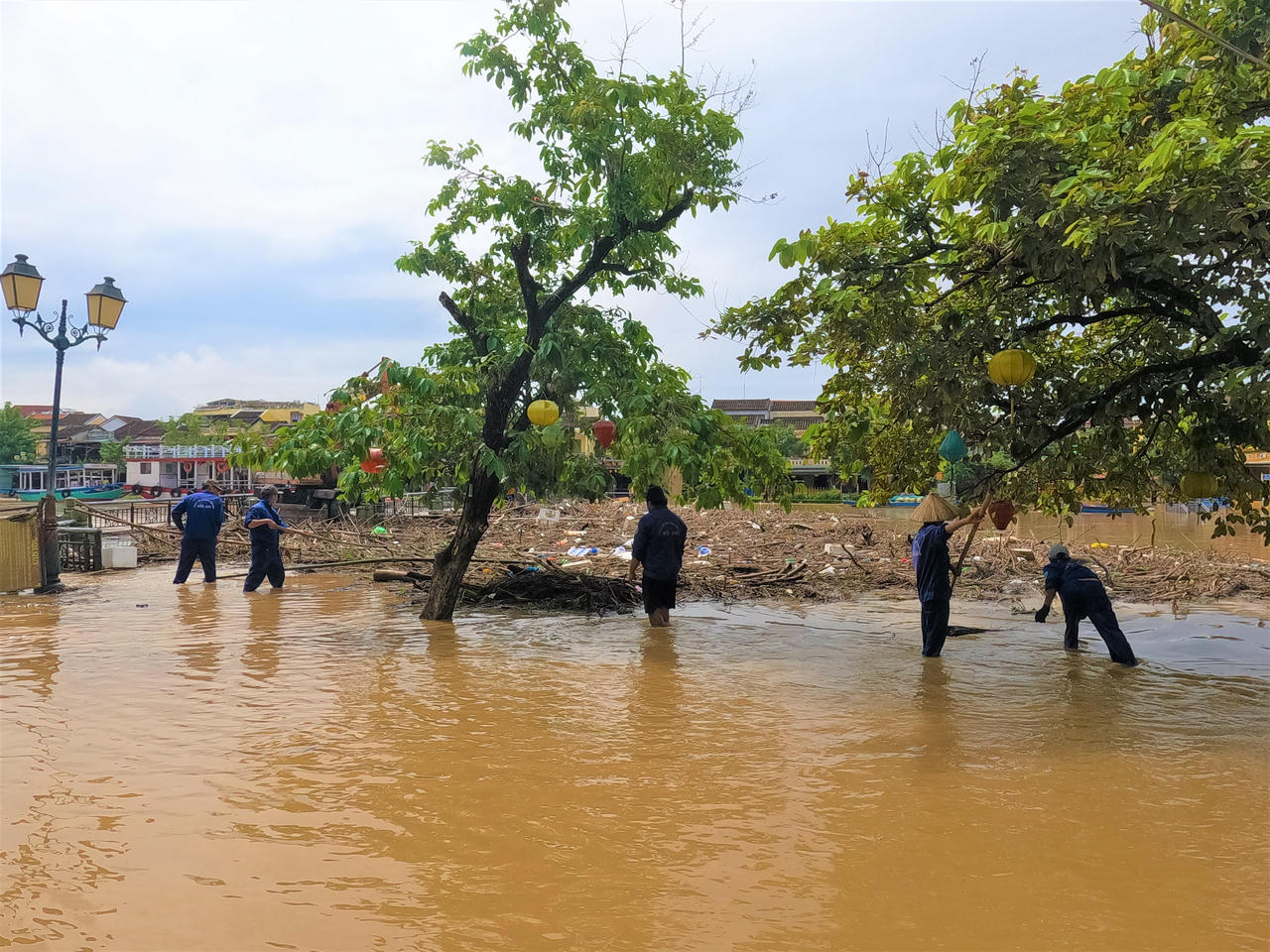 Lũ rút để lại hàng chục tấn rác ngập ngụa phố cổ Hội An