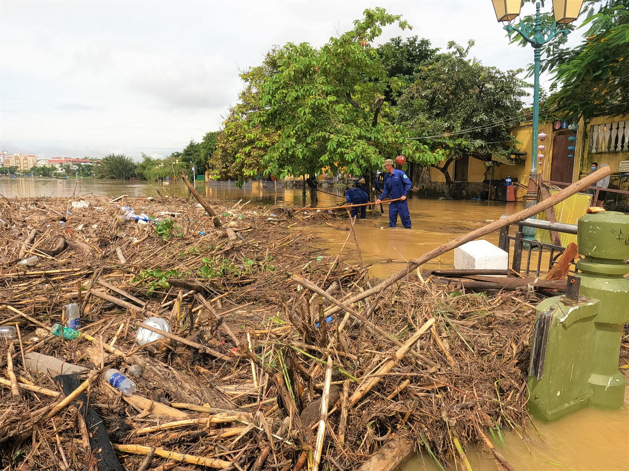 Lũ rút để lại hàng chục tấn rác ngập ngụa phố cổ Hội An