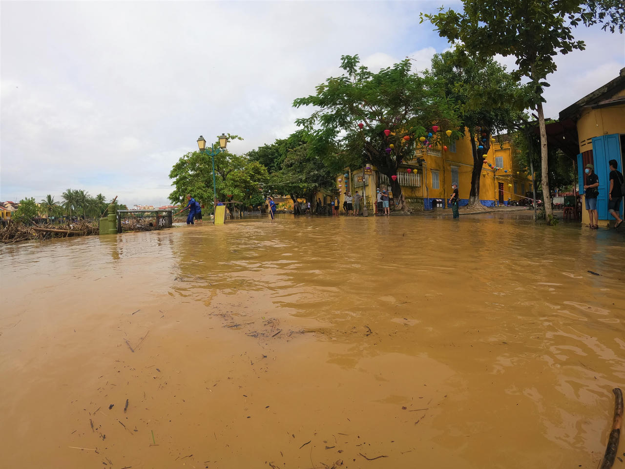 Lũ rút để lại hàng chục tấn rác ngập ngụa phố cổ Hội An