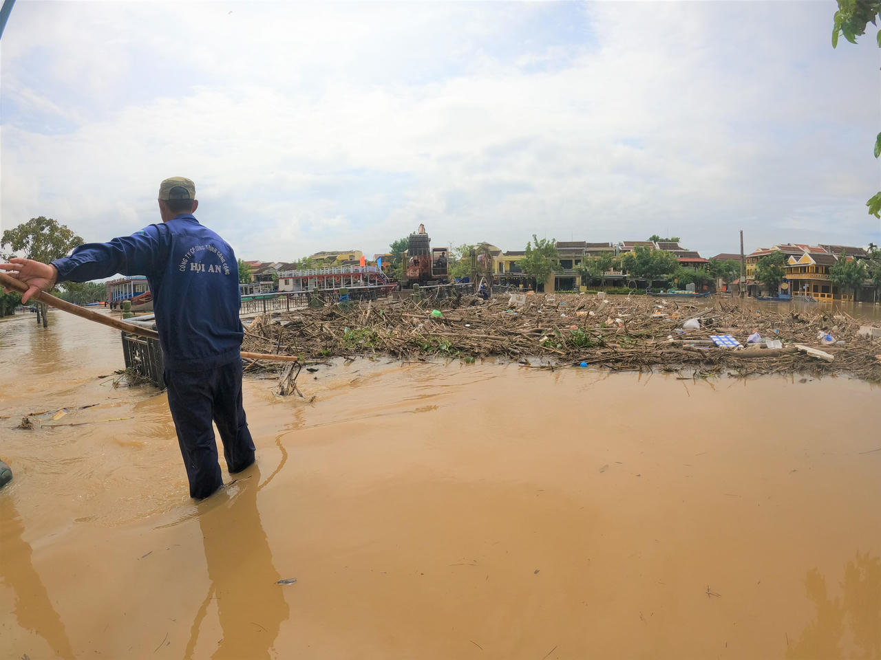 Lũ rút để lại hàng chục tấn rác ngập ngụa phố cổ Hội An