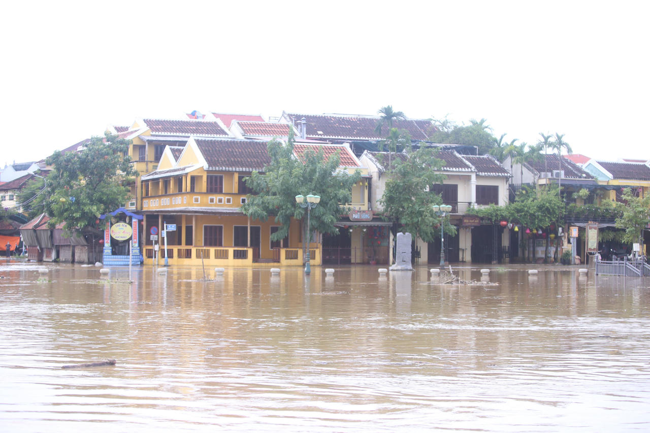 Lũ rút để lại hàng chục tấn rác ngập ngụa phố cổ Hội An