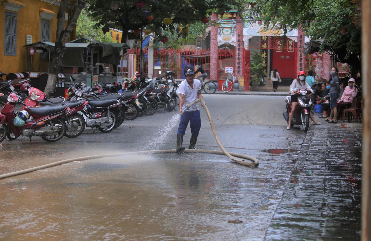 Lũ rút để lại hàng chục tấn rác ngập ngụa phố cổ Hội An