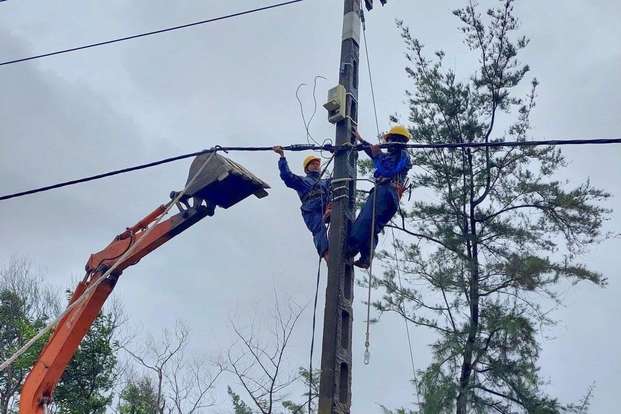 100% khách hàng sử dụng điện ở 4 tỉnh, thành miền Trung – Tây Nguyên được cấp điện trở lại