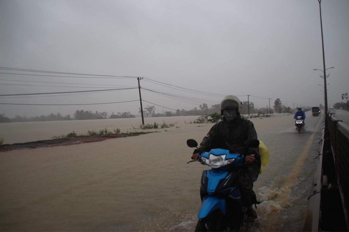 Quốc lộ thành sông, hàng trăm phương tiện di chuyển khó khăn