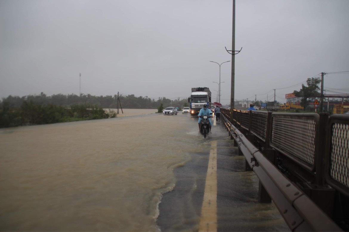 Quốc lộ thành sông, hàng trăm phương tiện di chuyển khó khăn