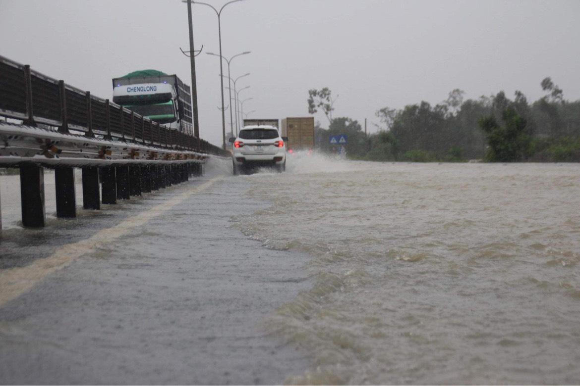 Quốc lộ thành sông, hàng trăm phương tiện di chuyển khó khăn