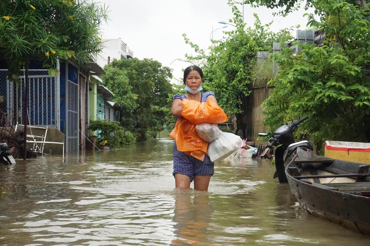 Chùm ảnh: Mưa lớn kèm xả lũ, TP Tam Kỳ (Quảng Nam) ngập sâu trong nước