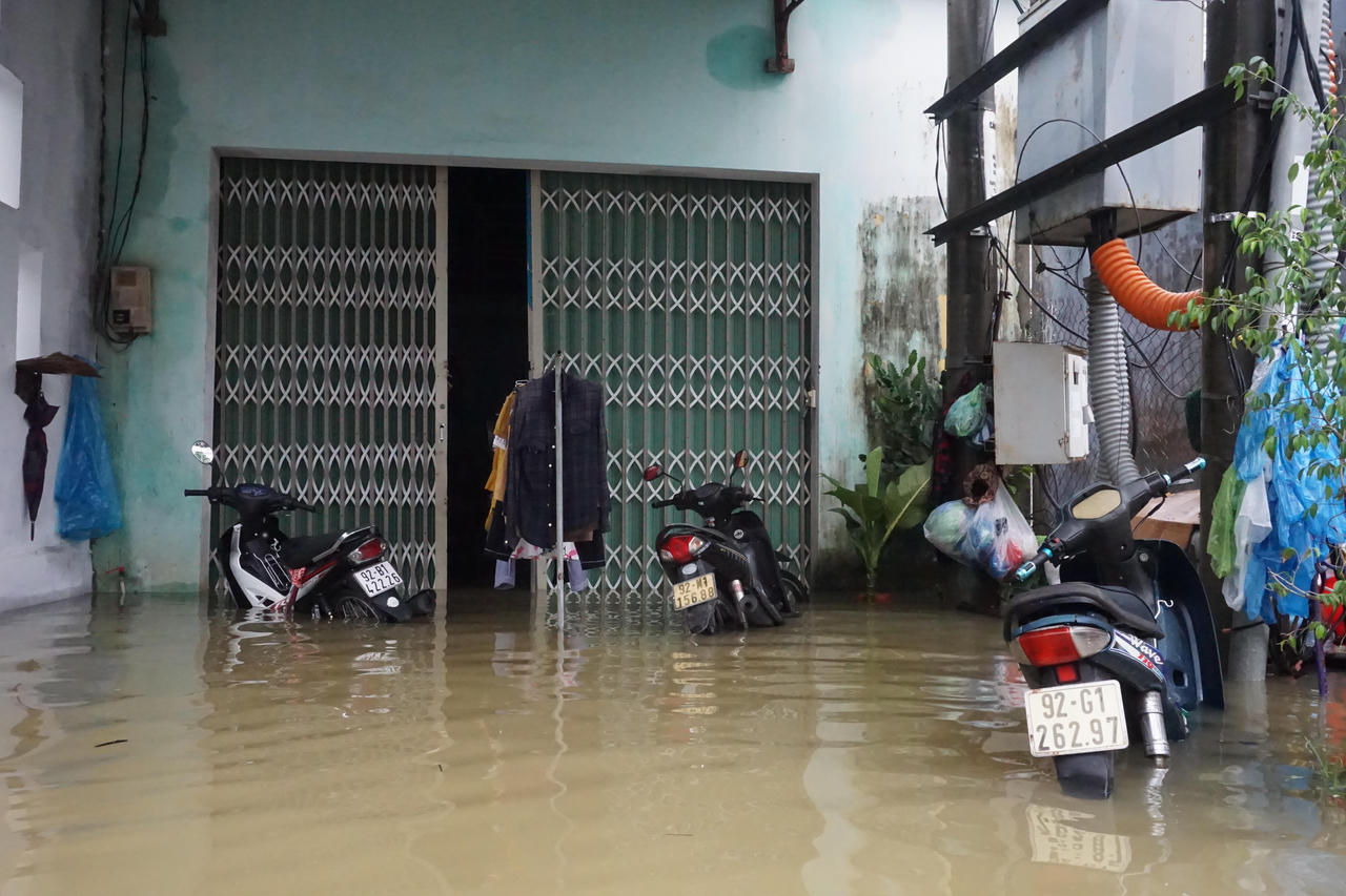 Chùm ảnh: Mưa lớn kèm xả lũ, TP Tam Kỳ (Quảng Nam) ngập sâu trong nước