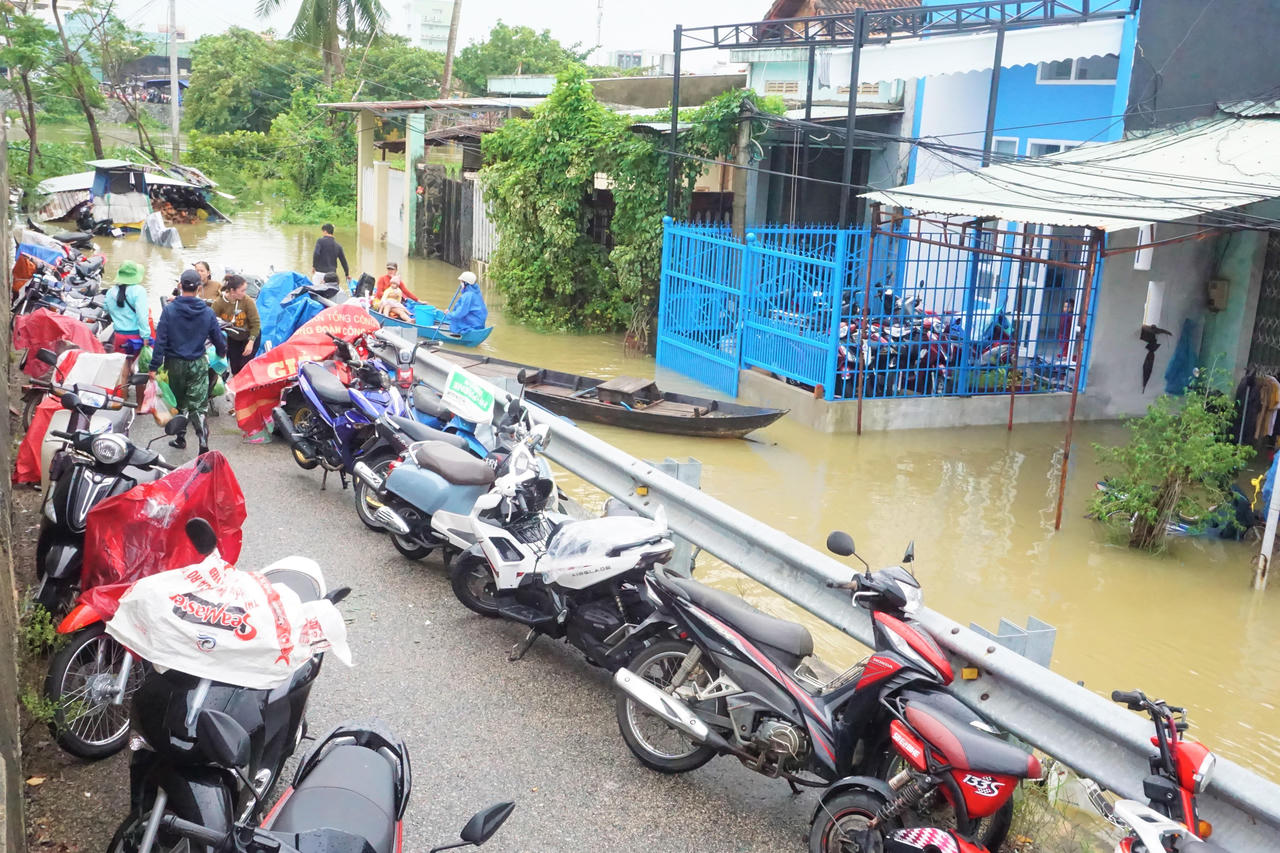 Chùm ảnh: Mưa lớn kèm xả lũ, TP Tam Kỳ (Quảng Nam) ngập sâu trong nước