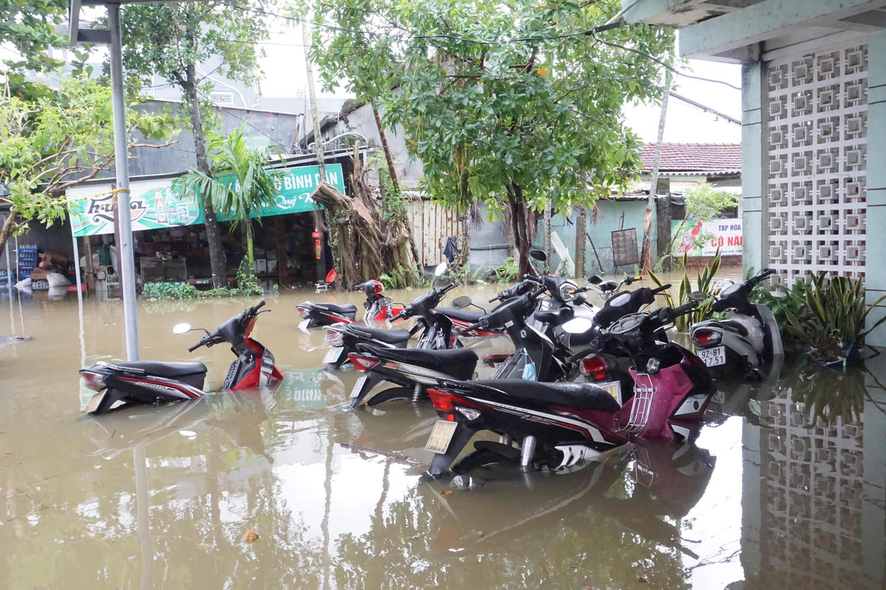 Chùm ảnh: Mưa lớn kèm xả lũ, TP Tam Kỳ (Quảng Nam) ngập sâu trong nước