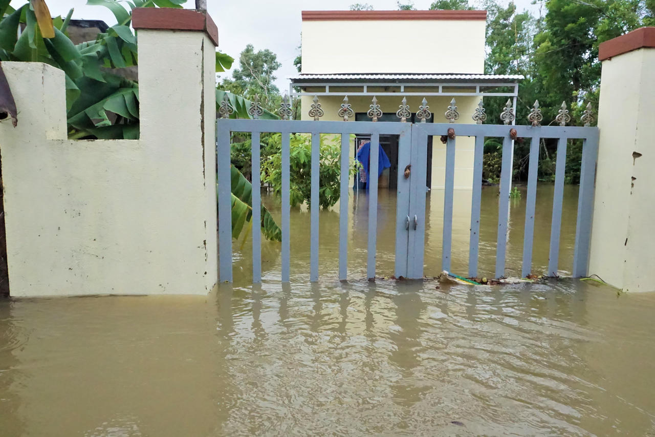 Chùm ảnh: Mưa lớn kèm xả lũ, TP Tam Kỳ (Quảng Nam) ngập sâu trong nước