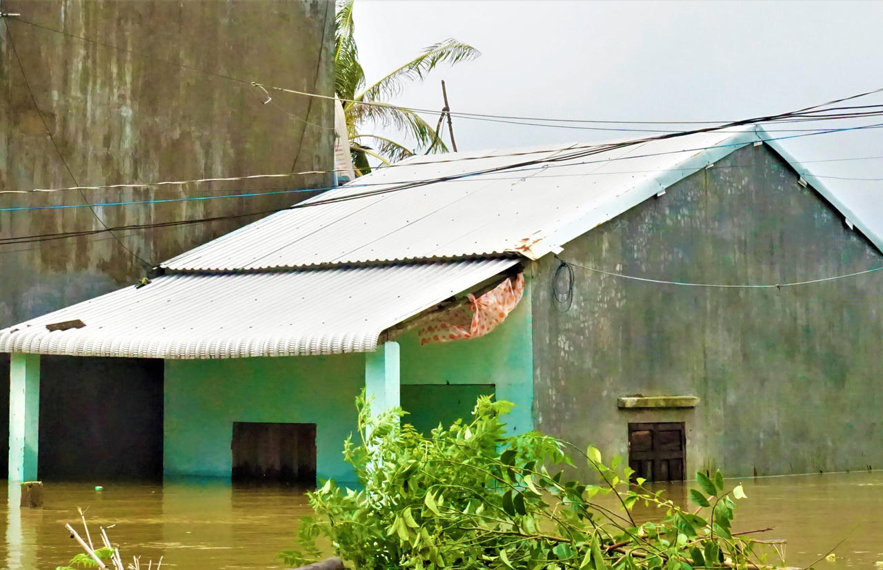 Chùm ảnh: Mưa lớn kèm xả lũ, TP Tam Kỳ (Quảng Nam) ngập sâu trong nước