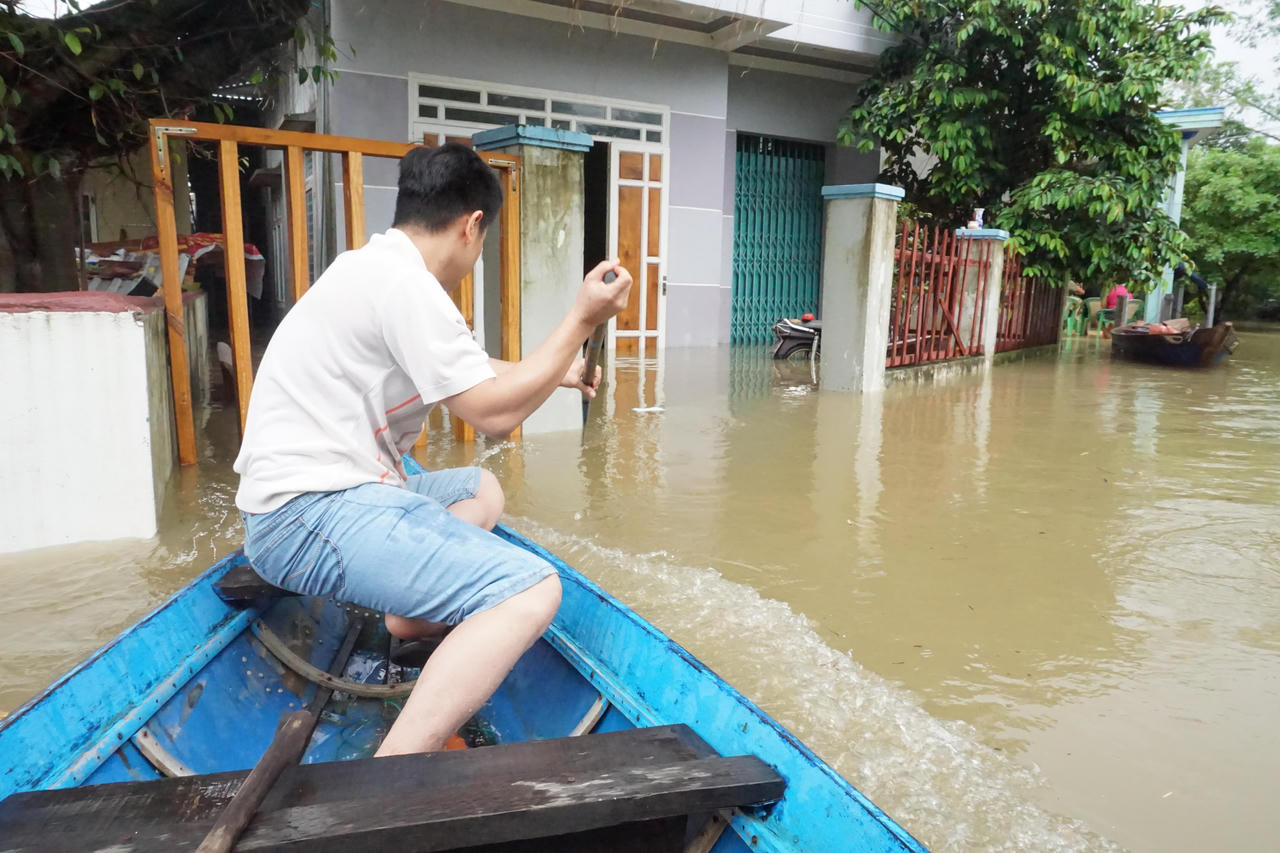 Chùm ảnh: Mưa lớn kèm xả lũ, TP Tam Kỳ (Quảng Nam) ngập sâu trong nước