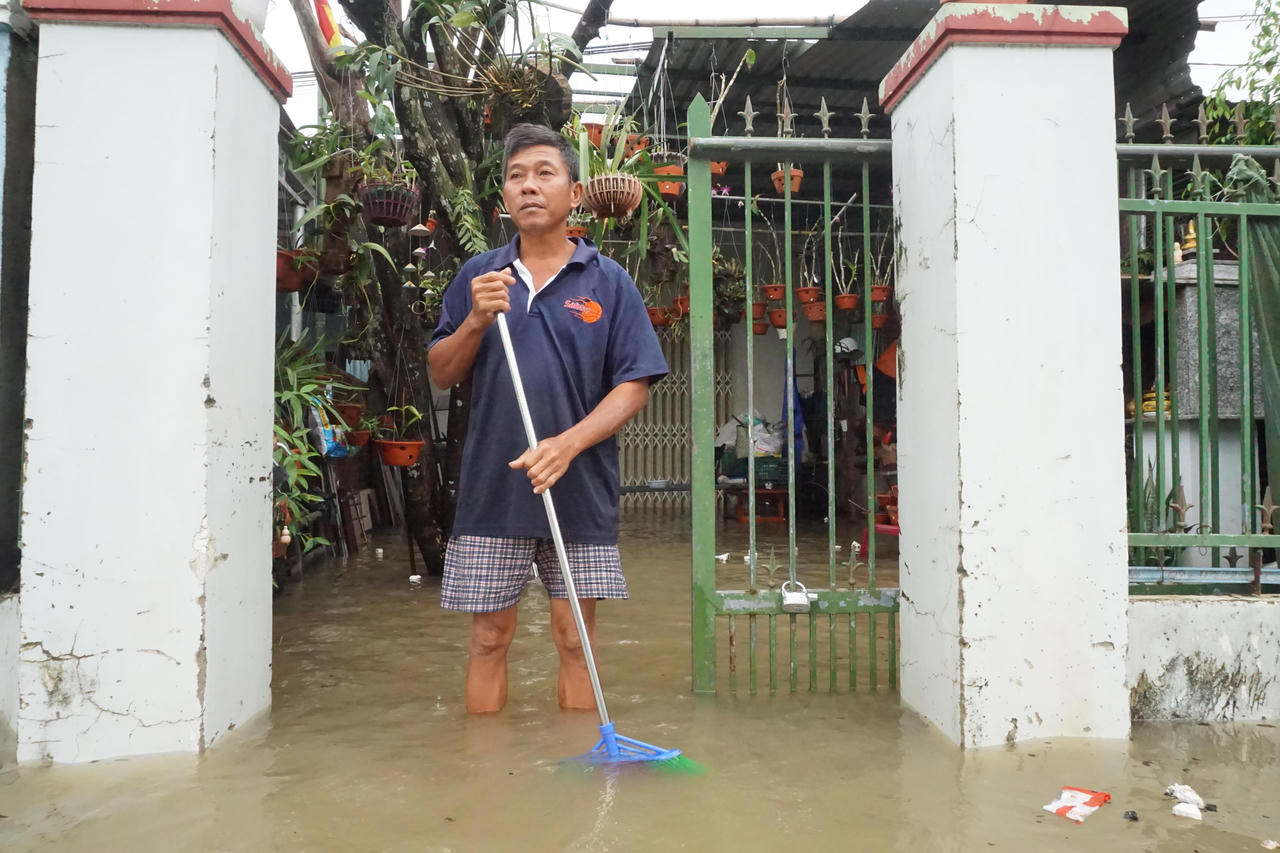Chùm ảnh: Mưa lớn kèm xả lũ, TP Tam Kỳ (Quảng Nam) ngập sâu trong nước