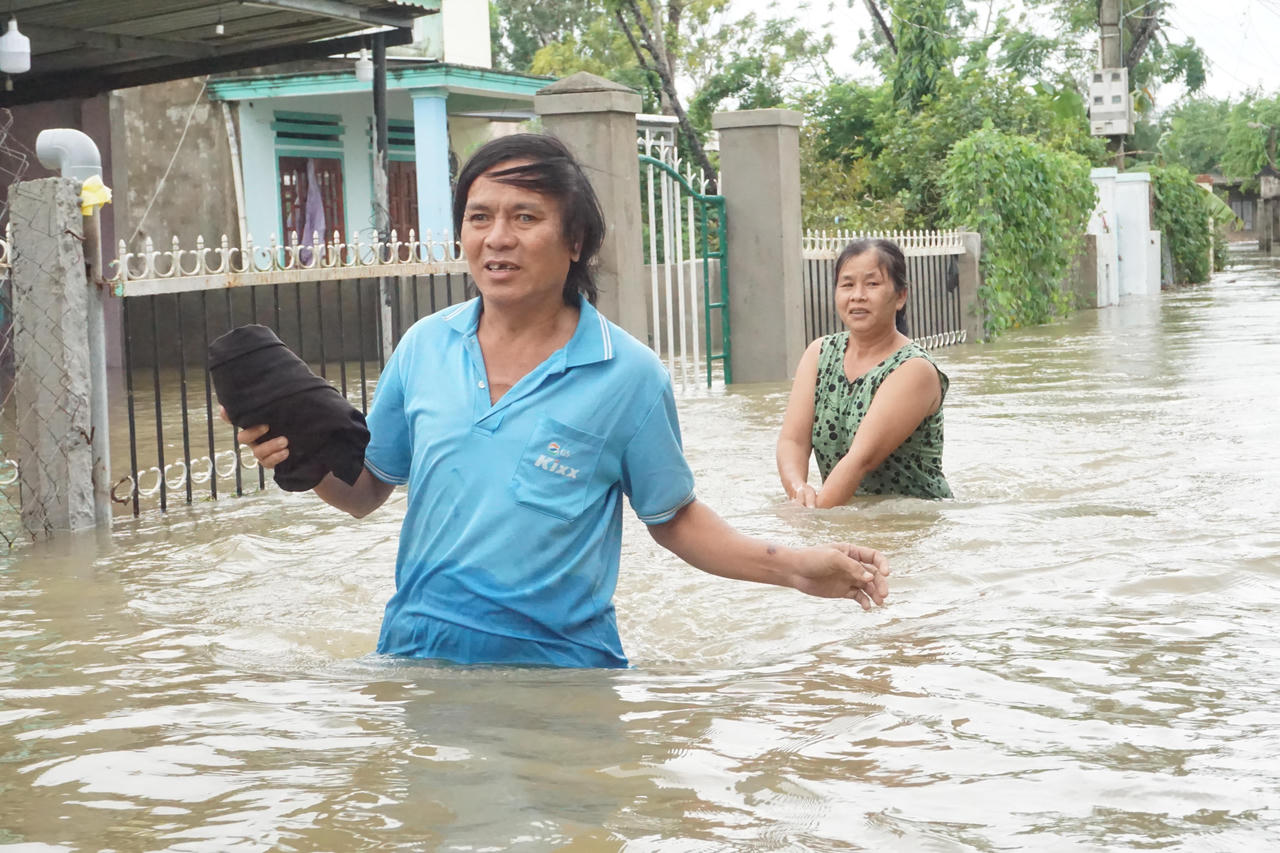 Chùm ảnh: Mưa lớn kèm xả lũ, TP Tam Kỳ (Quảng Nam) ngập sâu trong nước