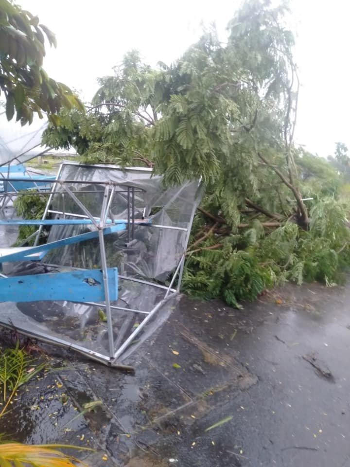 Lốc xoáy khiến hàng chục nhà dân ở Đà Nẵng bị tốc mái