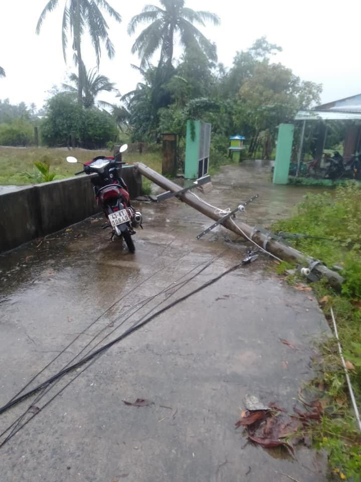 Lốc xoáy khiến hàng chục nhà dân ở Đà Nẵng bị tốc mái