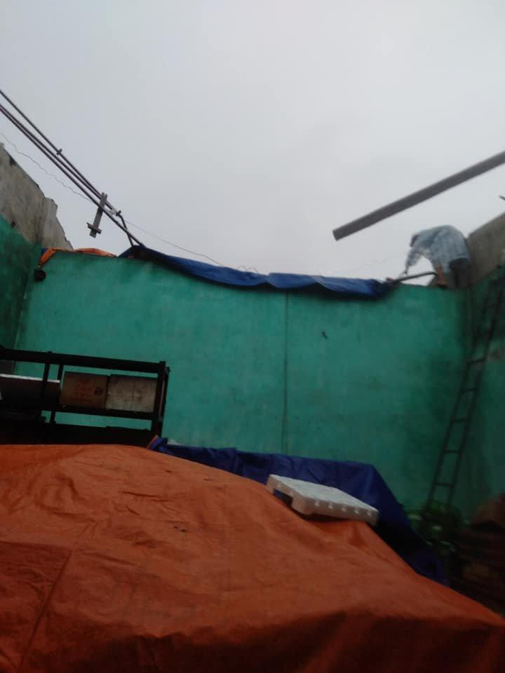 Lốc xoáy khiến hàng chục nhà dân ở Đà Nẵng bị tốc mái