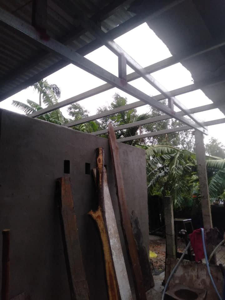 Lốc xoáy khiến hàng chục nhà dân ở Đà Nẵng bị tốc mái