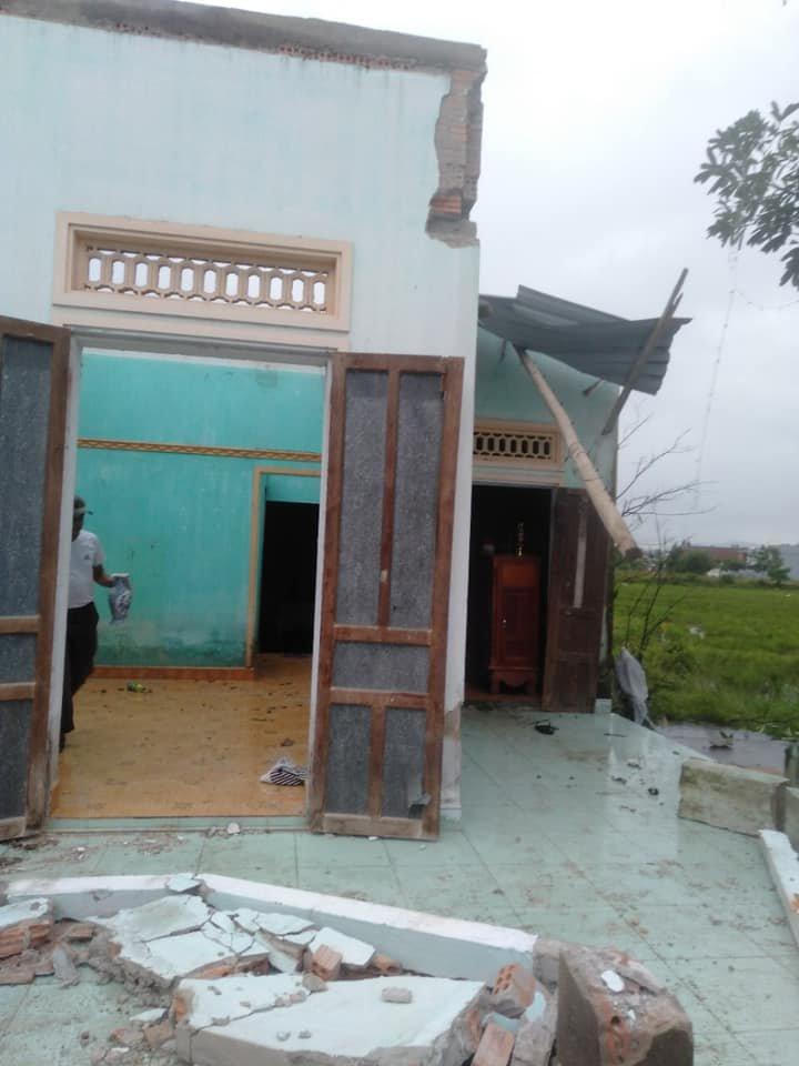 Lốc xoáy khiến hàng chục nhà dân ở Đà Nẵng bị tốc mái